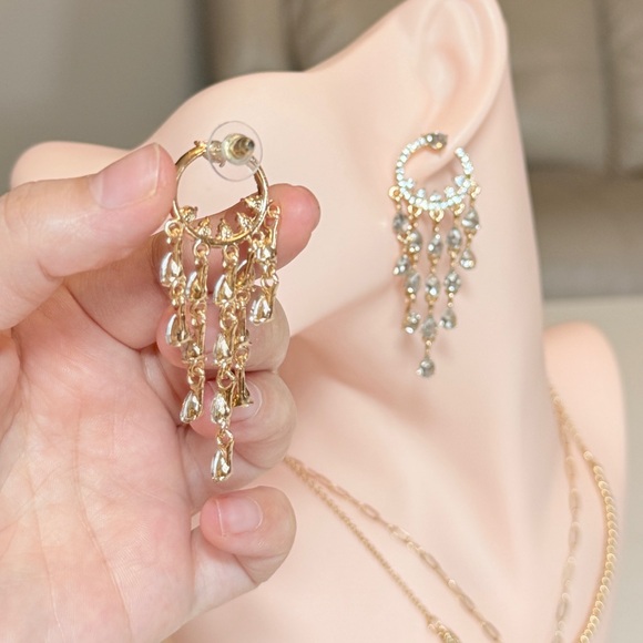 ⚜️ Elegant Gold and Clear Crystal Dangle Earrings - Picture 5 of 8